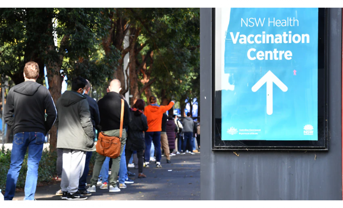 Người dân bang New South Walse của Australia xếp hàng đi tiêm vaccine tại một trung tâm tiêm chủng. Nguồn AAP 