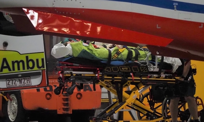 Nạn nhân bị cá sấu tấn công nằm trên cáng cứu thương được chở bằng máy bay tới bệnh viện Carins hôm 6/8. Ảnh: ABC.