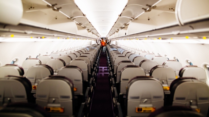 Với nhiều hành khách, chỗ tốt nhất trên máy bay hạng phổ thông là cạnh cửa sổ, hoặc cạnh lối đi. Nhưng với Burfitt, đó là ghế dựa lưng vào tường nhà vệ sinh, ở phía cuối máy bay. Ảnh: Kelly Lacy/Pexels