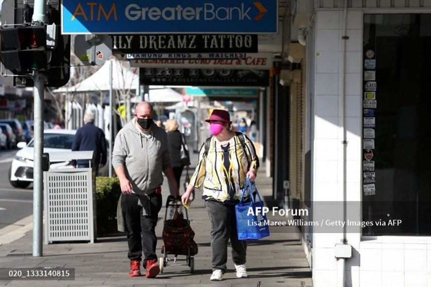 Chính quyền thắt chặt các biện pháp phòng dịch do số ca mắc COVID-19 tăng cao ở Sydney. Ảnh: AFP