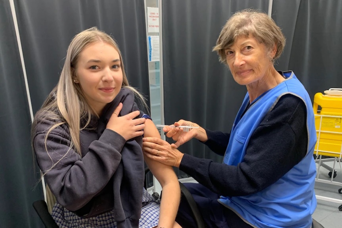 Kaylah Pascoe, một học sinh 16 tuổi sống tại bang Nam Australia đang được tiêm vaccine Pfizer. Ảnh: ABC News.