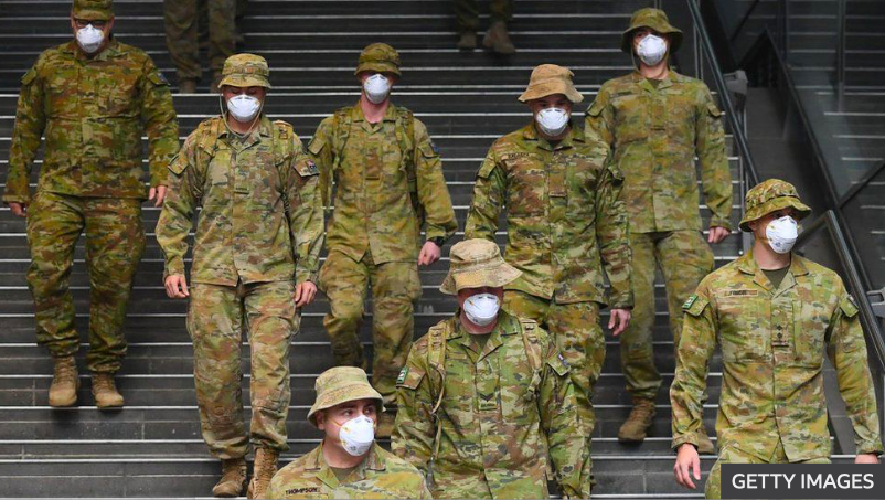 Úc đang huy động binh lính xuống phố để giám sát người dân thực thi quy định phong toả. (Ảnh: Getty Images)