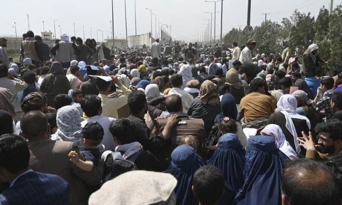 Người dân tập trung đông đúc gần khu vực quân sự của sân bay Kabul, Afghanistan, hôm 20/8. Ảnh: AFP.