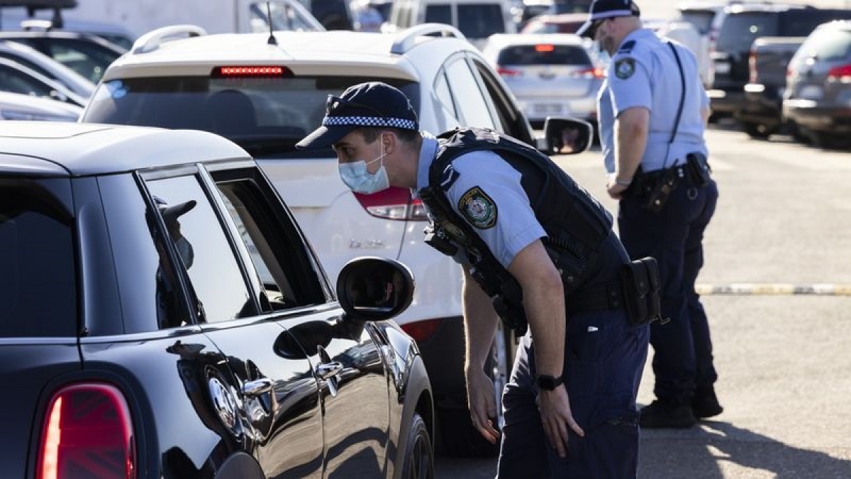 Cảnh sát kiểm tra mục đích ra khỏi nhà của người dân tại Sydney. Ảnh Brook Mitchell