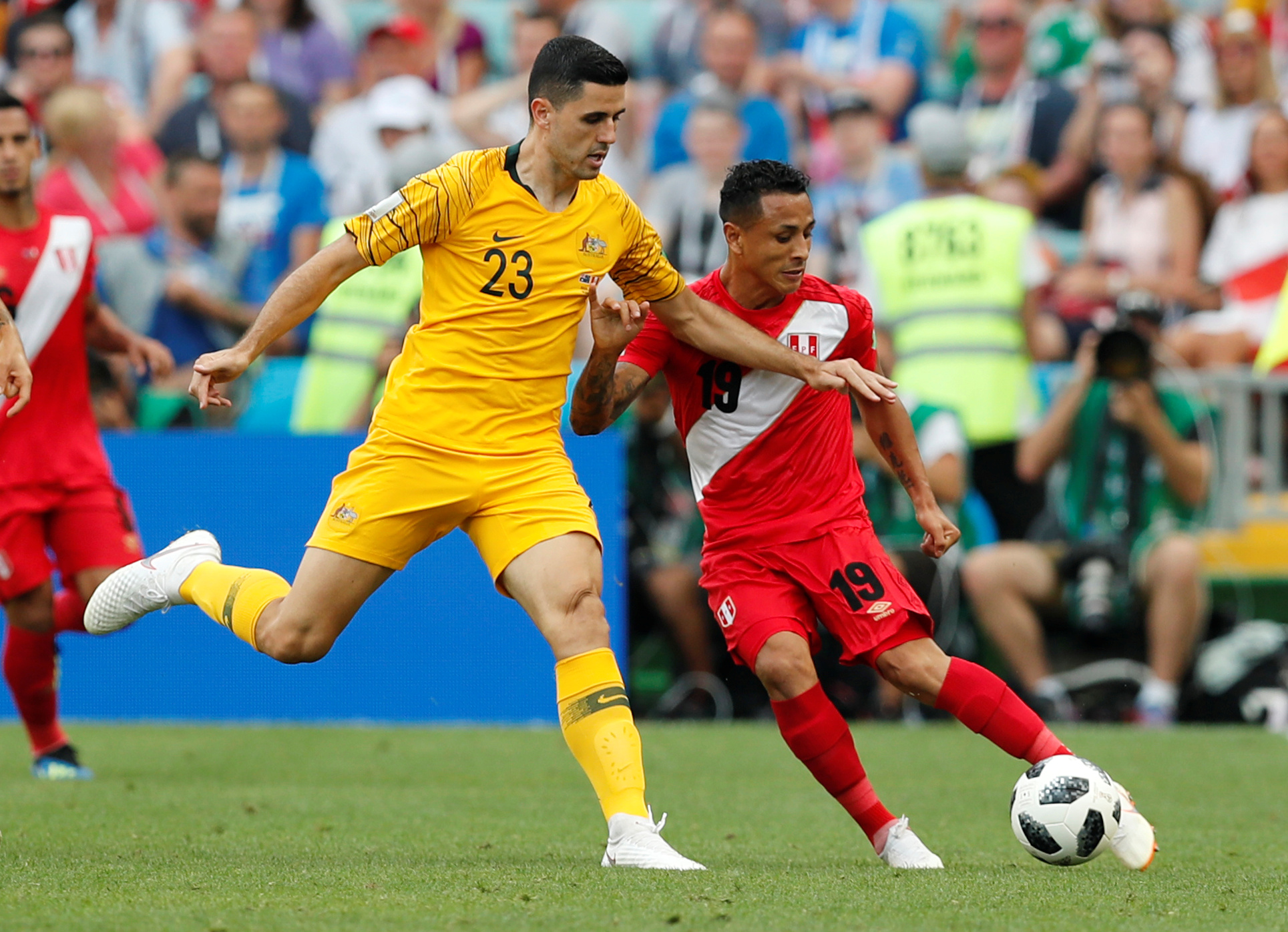 Tom Rogic tranh chấp với Yoshimar Yotun trong trận Australia - Peru ở vòng bảng World Cup 2018 trên sân Sochi, Nga. Ảnh: Reuters