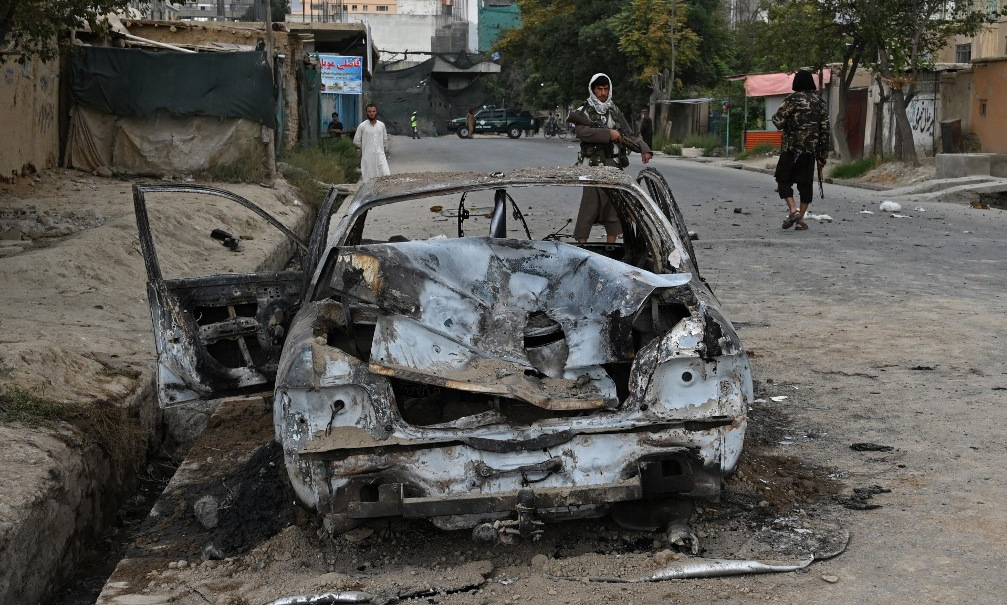 Ôtô hư hỏng trên đường phố Kabul sau vụ phóng rocket sáng 30/8. Ảnh: AFP.