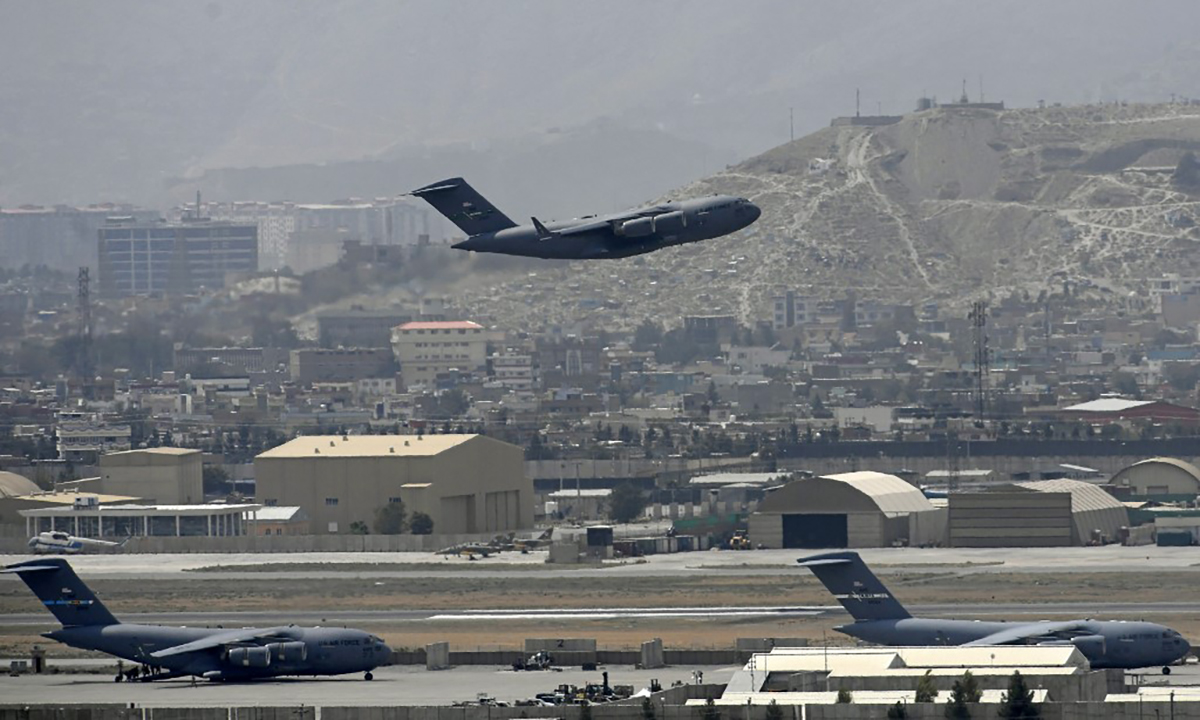 Vận tải cơ C-17 của Mỹ cất cánh từ sân bay Kabul, Afghanistan ngày 30/8. Ảnh: AFP.