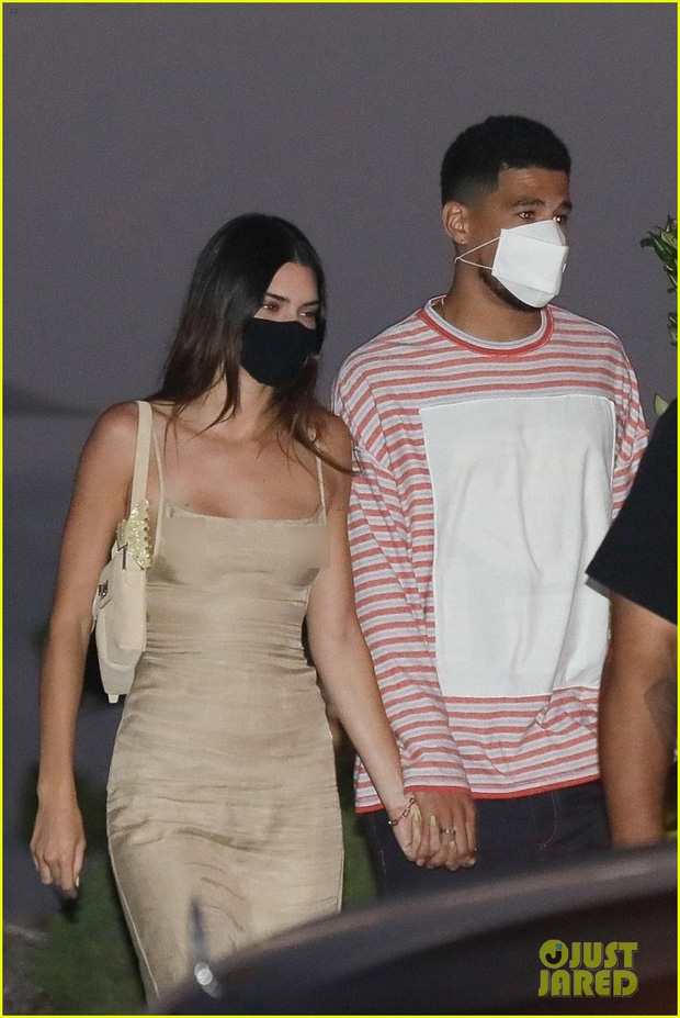Kendall Jenner và bạn trai cầu thủ hẹn hò ở Ý: Diện đầm mỏng tang khoe vòng 1, trời tối ảnh mờ mà body vẫn đẹp như tạc tượng - Ảnh 2.