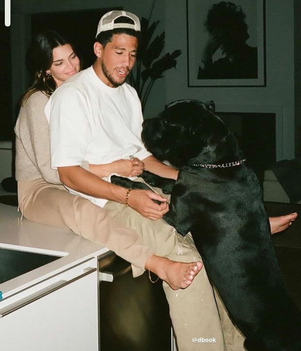 Kendall Jenner và bạn trai cầu thủ hẹn hò ở Ý: Diện đầm mỏng tang khoe vòng 1, trời tối ảnh mờ mà body vẫn đẹp như tạc tượng - Ảnh 8.