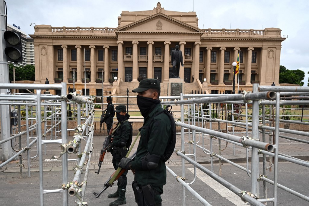 Nhân viên an ninh đứng gác trước phủ tổng thống Sri Lanka ở Colombo ngày 24/7. Ảnh: AFP