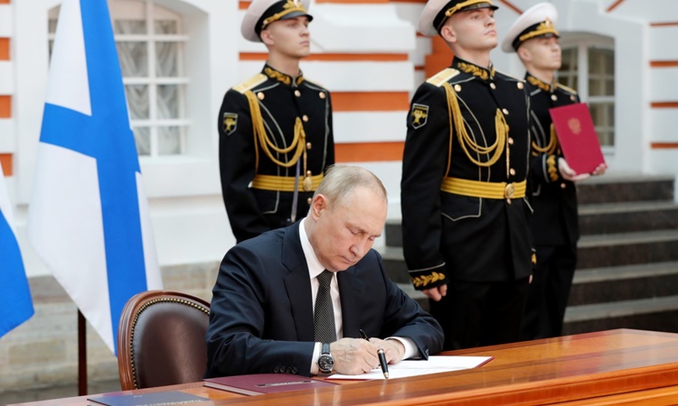 Tổng thống Nga Vladimir Putin ký phê duyệt học thuyết hải quân mới tại Bảo tàng Lịch sử Nhà nước ở St.Petersburg hôm nay. Ảnh: TASS.