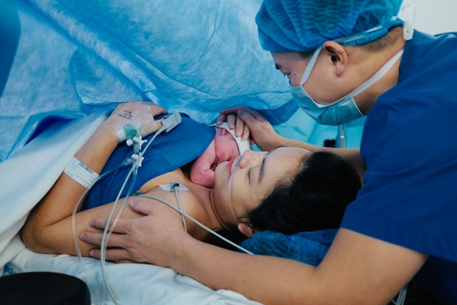 Sao Việt 24h: Phạm Quỳnh Anh lộ diện trong ảnh đời thường sau 2 tuần sinh con thứ 3, ngoại hình gây chú ý - 4