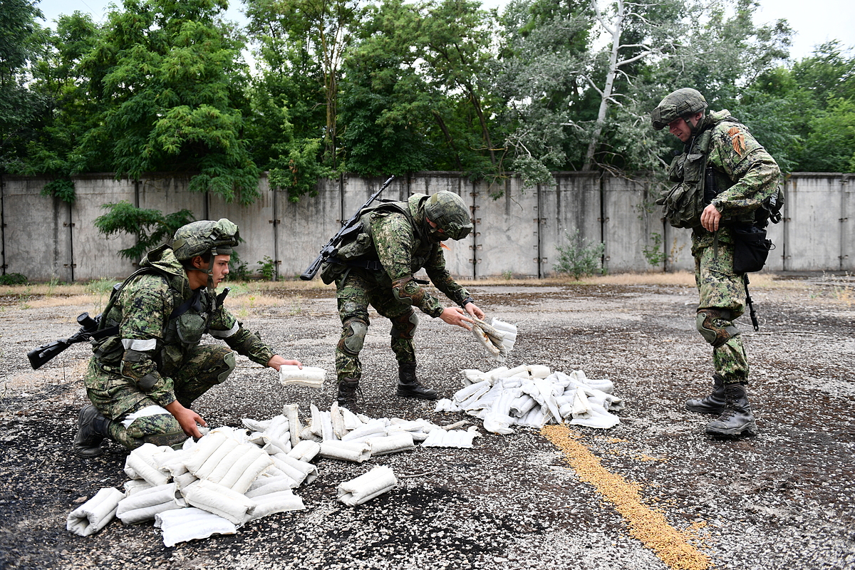 Công binh Nga làm nhiệm vụ tại thành phố Mariupol hôm 30/6. Ảnh: AFP.