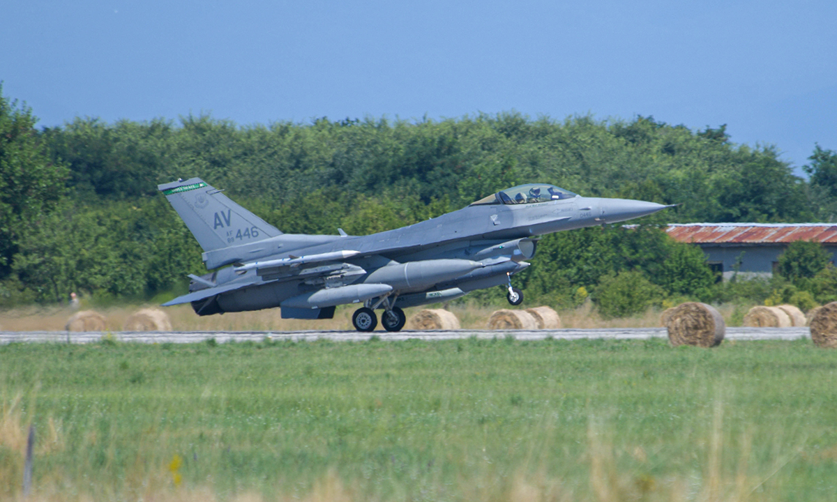 Tiêm kích F-16 Mỹ tại căn cứ không quân Graf Ignatievo, Bulgaria tháng 7/2021. Ảnh: USAF.