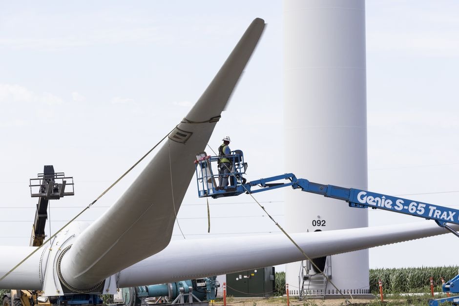 Một công nhân kiểm tra cánh quạt tại một trang trại gió ở Reading, Minnesota. Ảnh: WSJ