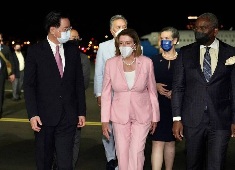 Chủ tịch Hạ viện Mỹ Nancy Pelosi (áo hồng) và lãnh đạo cơ quan đối ngoại Đài Loan Joseph Wu (trái tại sân bay Tùng Sơn Đài Bắc tối 2/8. Ảnh: Cơ quan Đối ngoại Đài Loan.