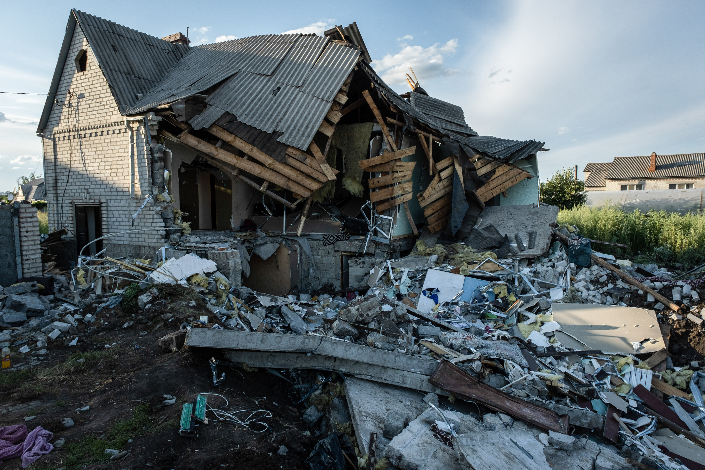 Căn nhà bị phá hủy ở Slovyansk, Donbass, Ukraine, hôm 20/7. Ảnh: Reuters.