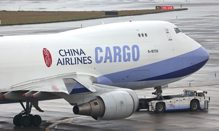 Máy bay hãng hàng không China Airlines tại sân bay ở Đào Viên, Đài Loan, hồi tháng 1/2021. Ảnh: Reuters.