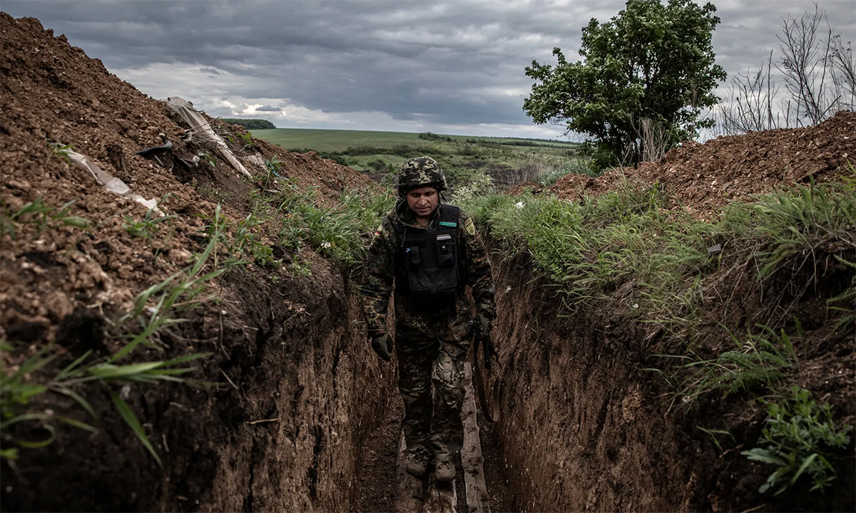 Binh sĩ Ukraine trong chiến hào tại tỉnh Donetsk ngày 15/5. Ảnh: NY Times.