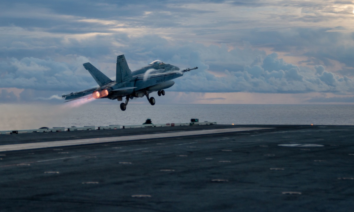 Tiêm kích F/A-18E cất cánh từ tàu sân bay USS Ronald Reagan ở Biển Philippines hôm 2/8. Ảnh: US Navy.