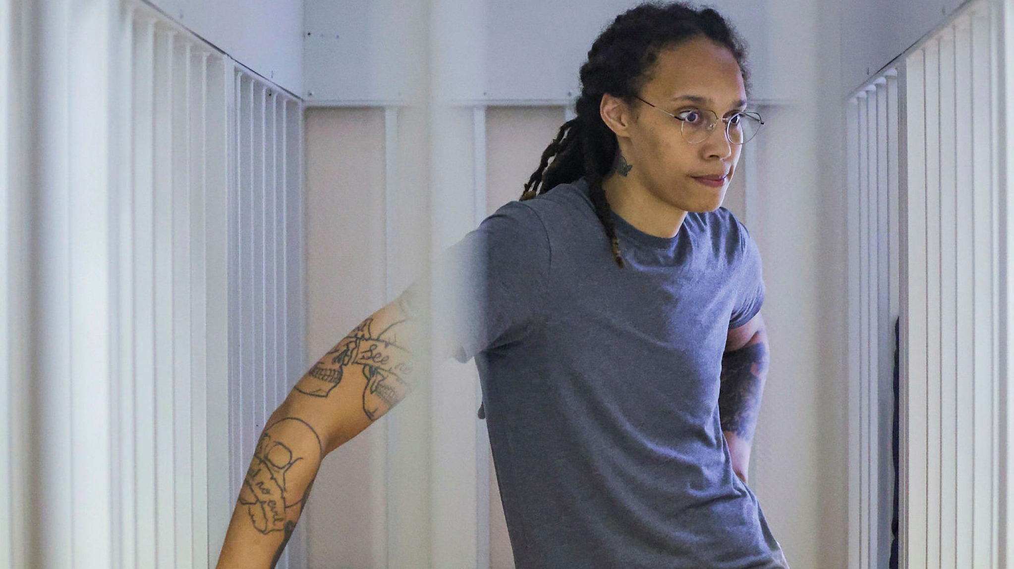 Ngôi sao bóng rổ nữ Mỹ Brittney Griner tại phiên tòa ngày 4/8 ở Khimki, Nga. Ảnh: Reuters.