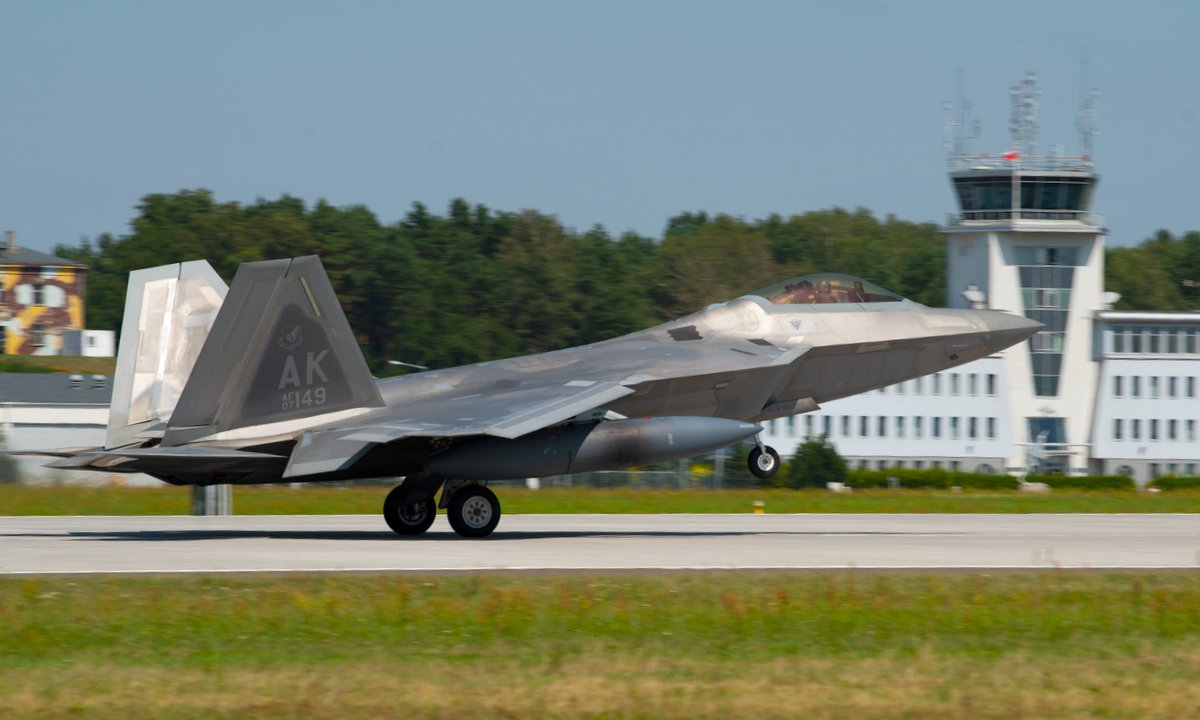 Tiêm kích F-22 Mỹ đáp xuống căn cứ Lask ở Ba Lan hôm 4/8. Ảnh: USAF.