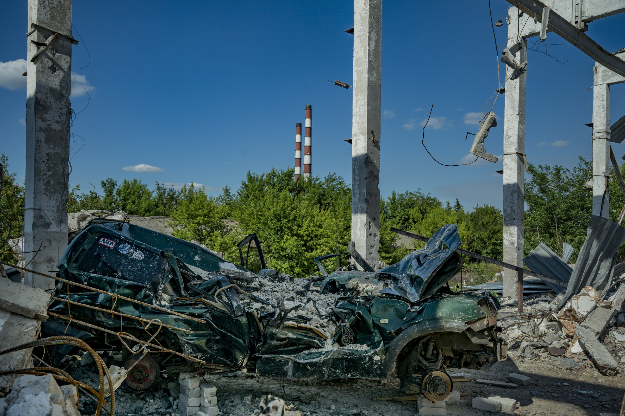 Khu vực bị tàn phá sau đợt không kích tên lửa ở Mykolaivka, Donbass, hôm 7/6. Ảnh: AFP.