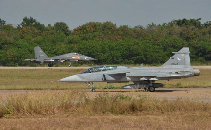 Tiêm kích Su-27SK Trung Quốc (xa) và JAS 39D Thái Lan trong diễn tập. Ảnh: RTAF.