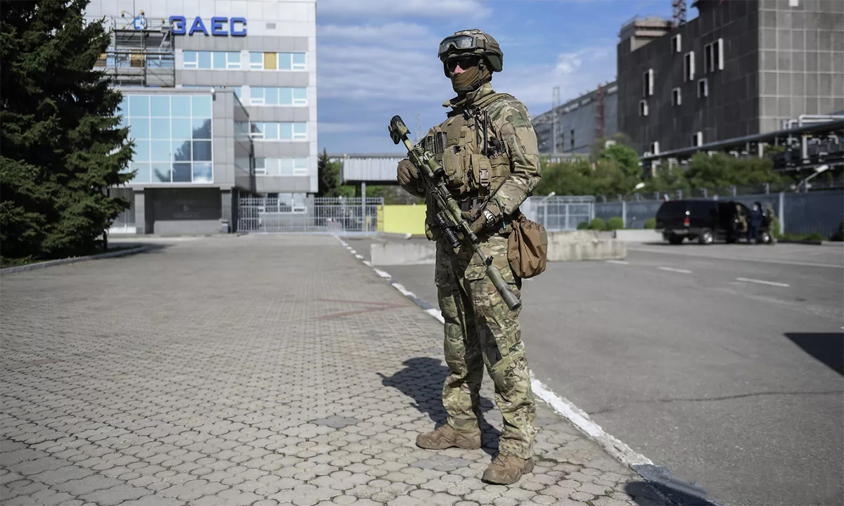Quân nhân Nga đứng gác bên ngoài nhà máy điện hạt nhân Zaporizhia của Ukraine ngày 1/5. Ảnh: RIA Novosti.