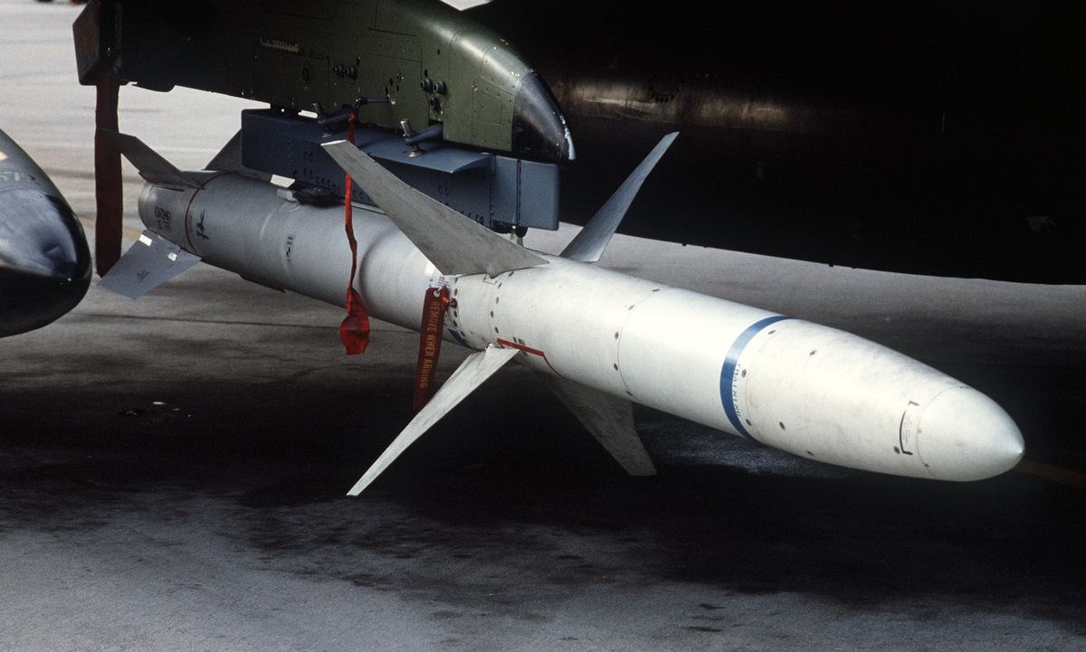 Mô hình tên lửa AGM-88 HARM treo dưới tiêm kích Mỹ. Ảnh: Wikipedia.