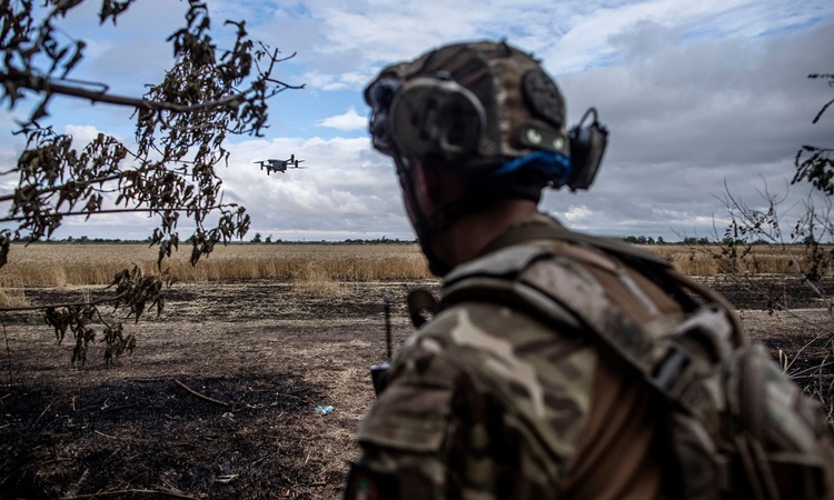 Một người lính Ukraine điều khiển máy bay không người lái nhằm xác định vị trí của pháo binh Nga ở Donbass. Ảnh: WSJ.