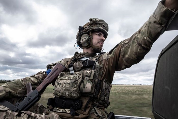 Một thành viên của đơn vị trinh sát Ukraine quay trở về sau khi làm nhiệm vụ trên tiền tuyến. Ảnh: WSJ.