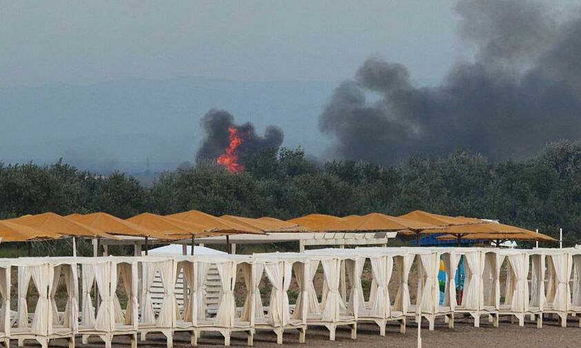 Khói đen bốc lên từ phía sân bay Saki, gần Novofyodorovka trên bán đảo Crimea ngày 9/8. Ảnh: Reuters.