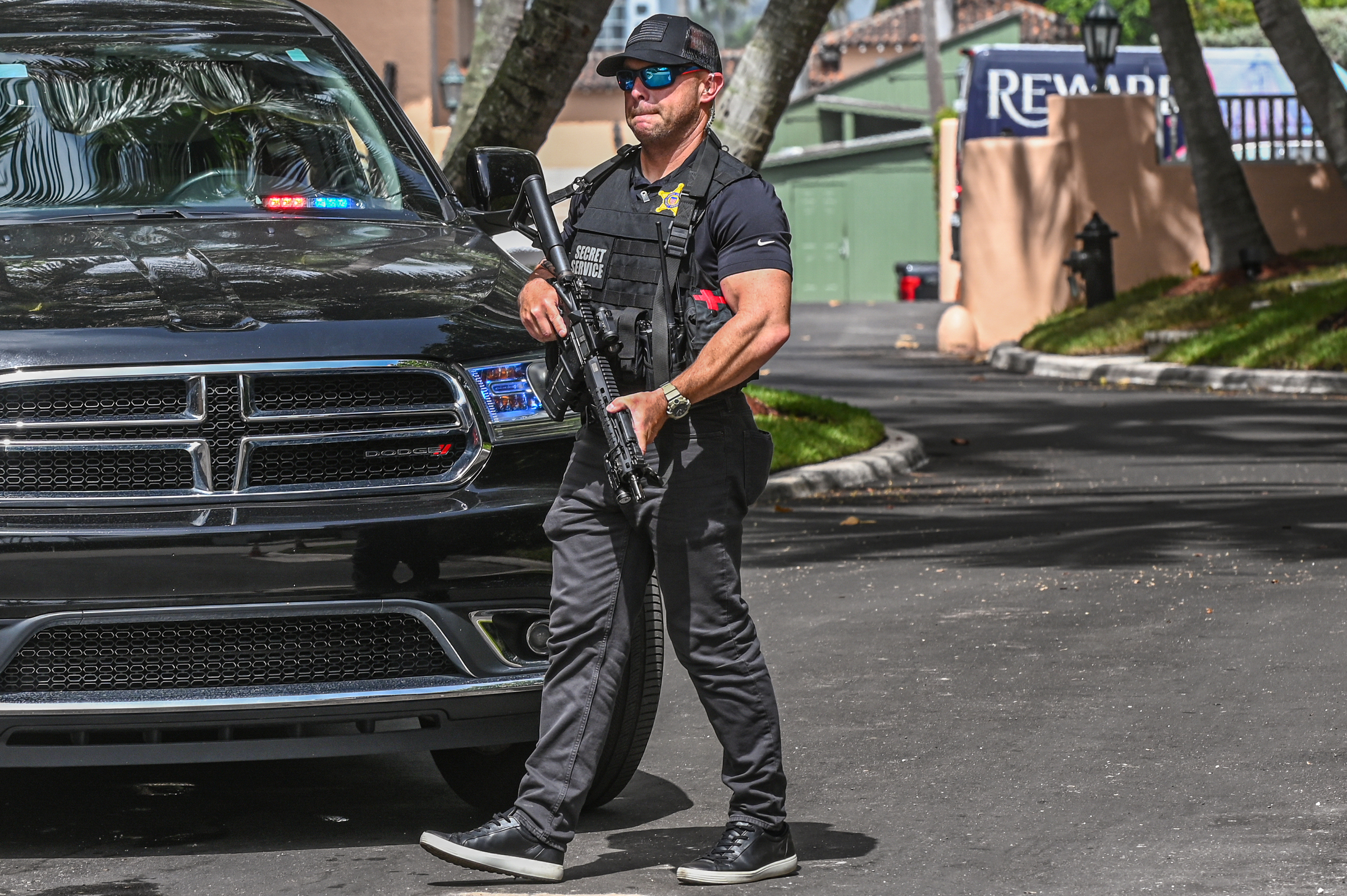 Nhân viên Mật vụ Mỹ bên ngoài dinh thự Mar-A-Lago của cựu tổng thống Trump ở Palm Beach, Florida, hôm 9/8. Ảnh: AFP.