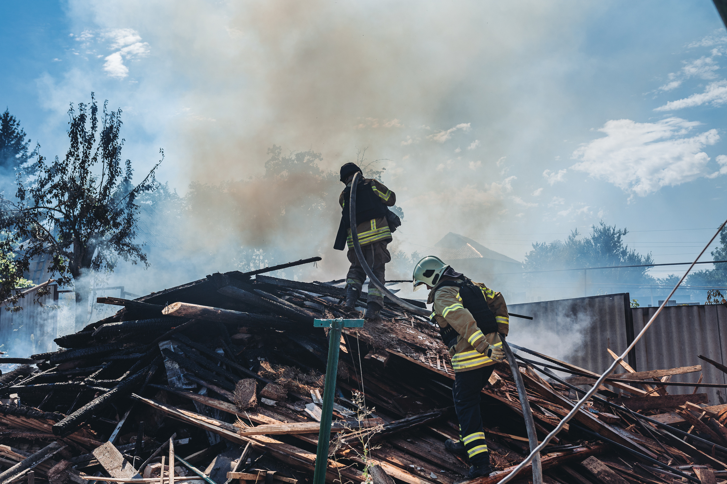 Lực lượng cứu hỏa dập tắt đám cháy sau cuộc tấn công ở Bakhmut, Ukraine, hôm 6/8. Ảnh: AFP.
