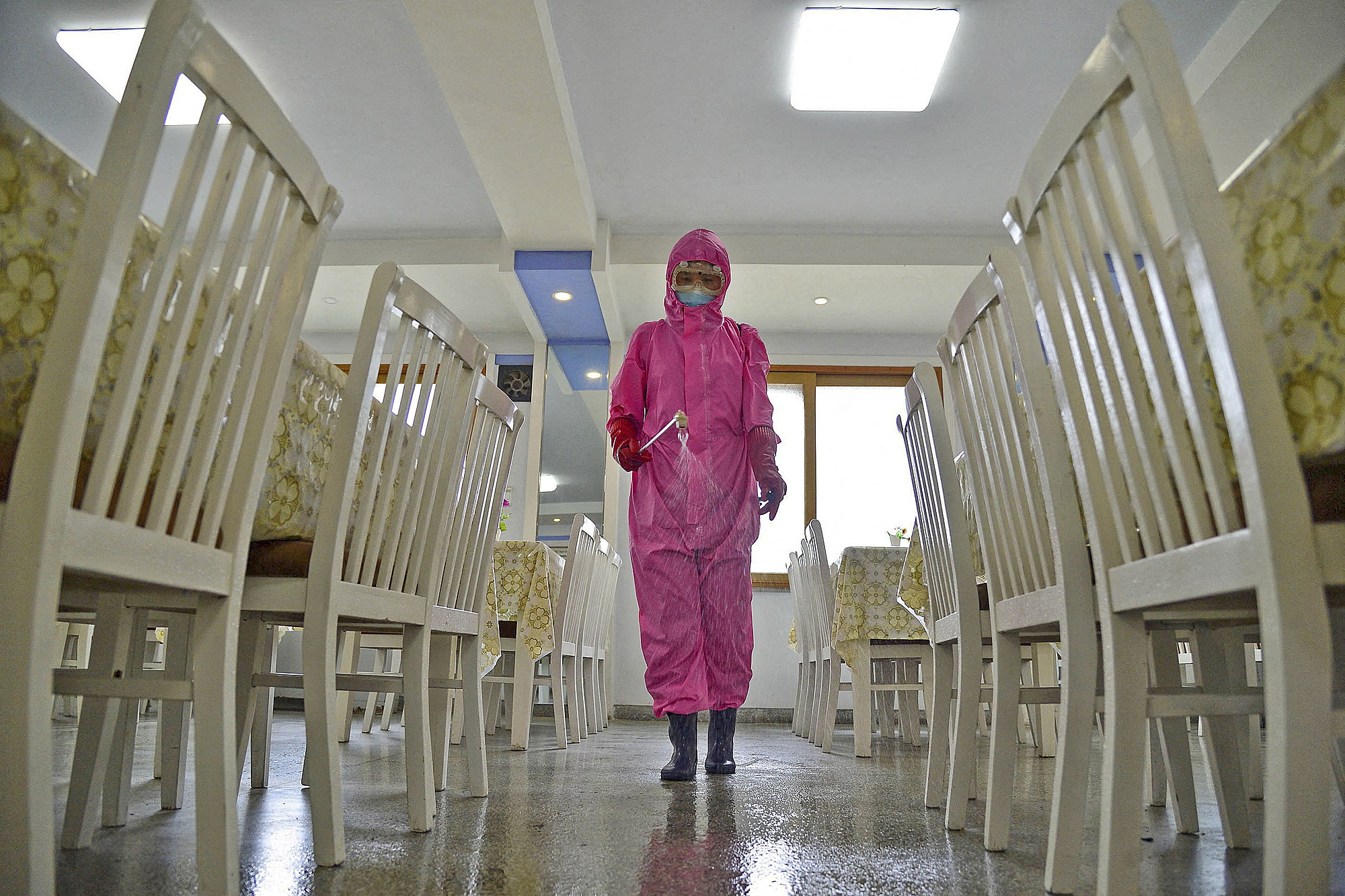 Nhân viên y tế phun khử khuẩn tại một nhà máy ở Bình Nhưỡng, Triều Tiên, ngày 17/5. Ảnh: Reuters.