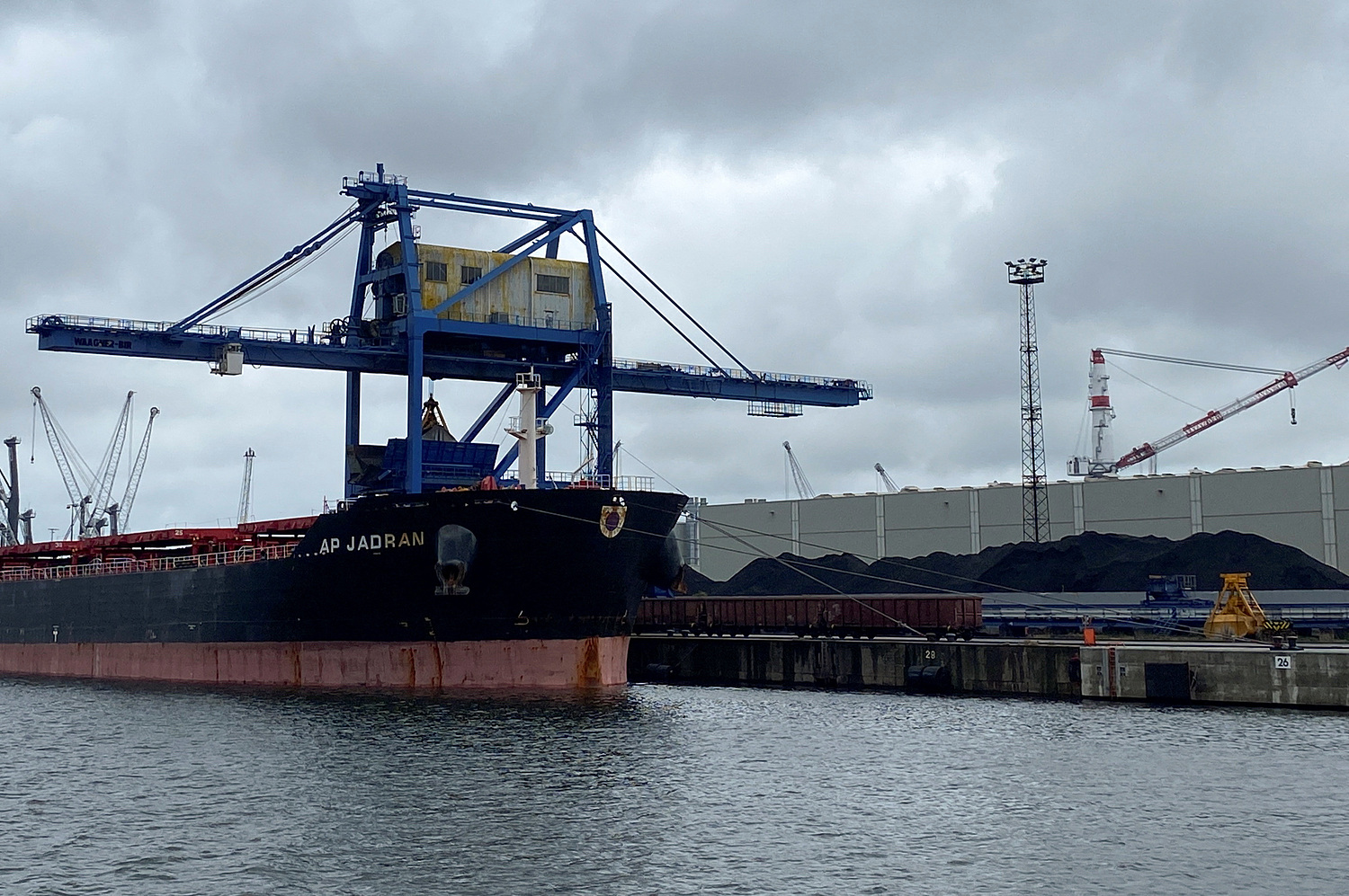 Tàu chở hàng của Nga dỡ than tại cảng Rostock của Đức ngày 5/8. Ảnh: Reuters