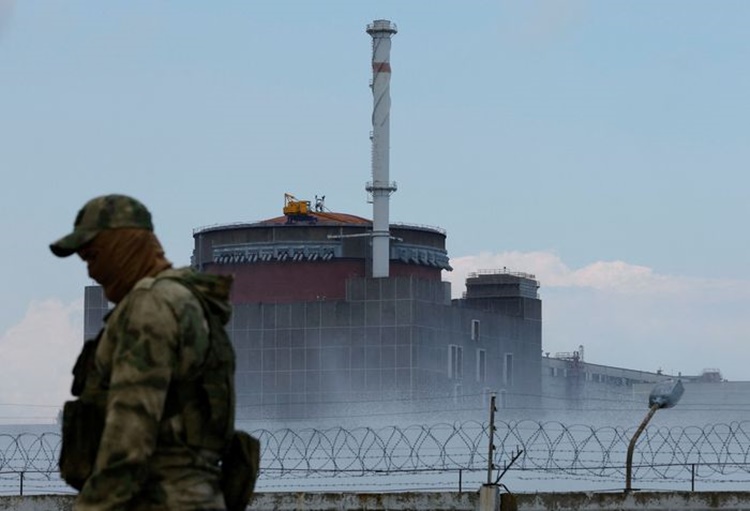 Một binh sĩ Nga đứng canh gác tại nhà máy điện hạt nhân Zaporizhzhia, phía đông nam Ukraine, ngày 4/8. Ảnh: Reuters.