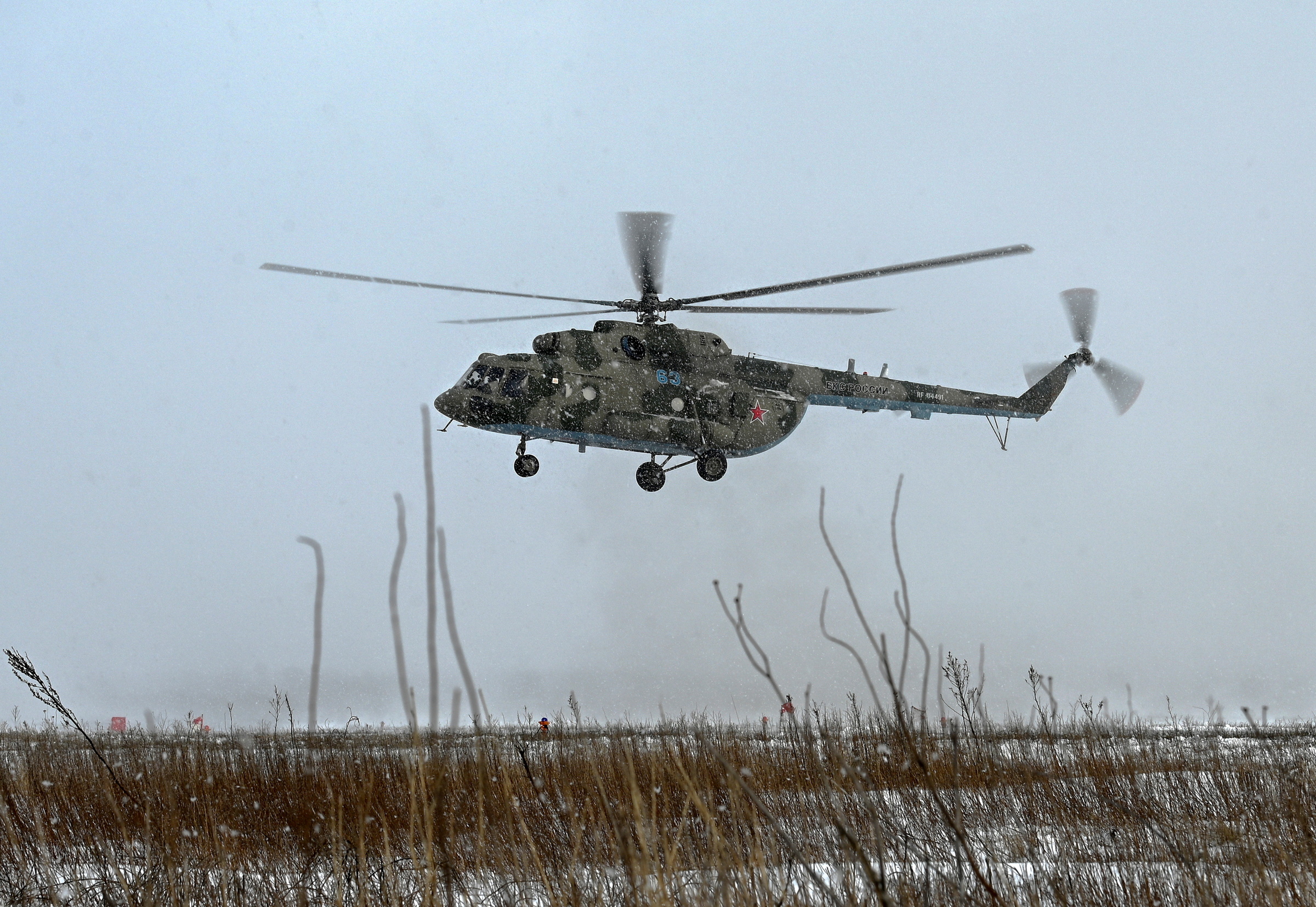 Trực thăng Mi-8 của Nga bay thử nghiệm tại vùng Rostov, Nga, ngày 19/1. Ảnh: Reuters.