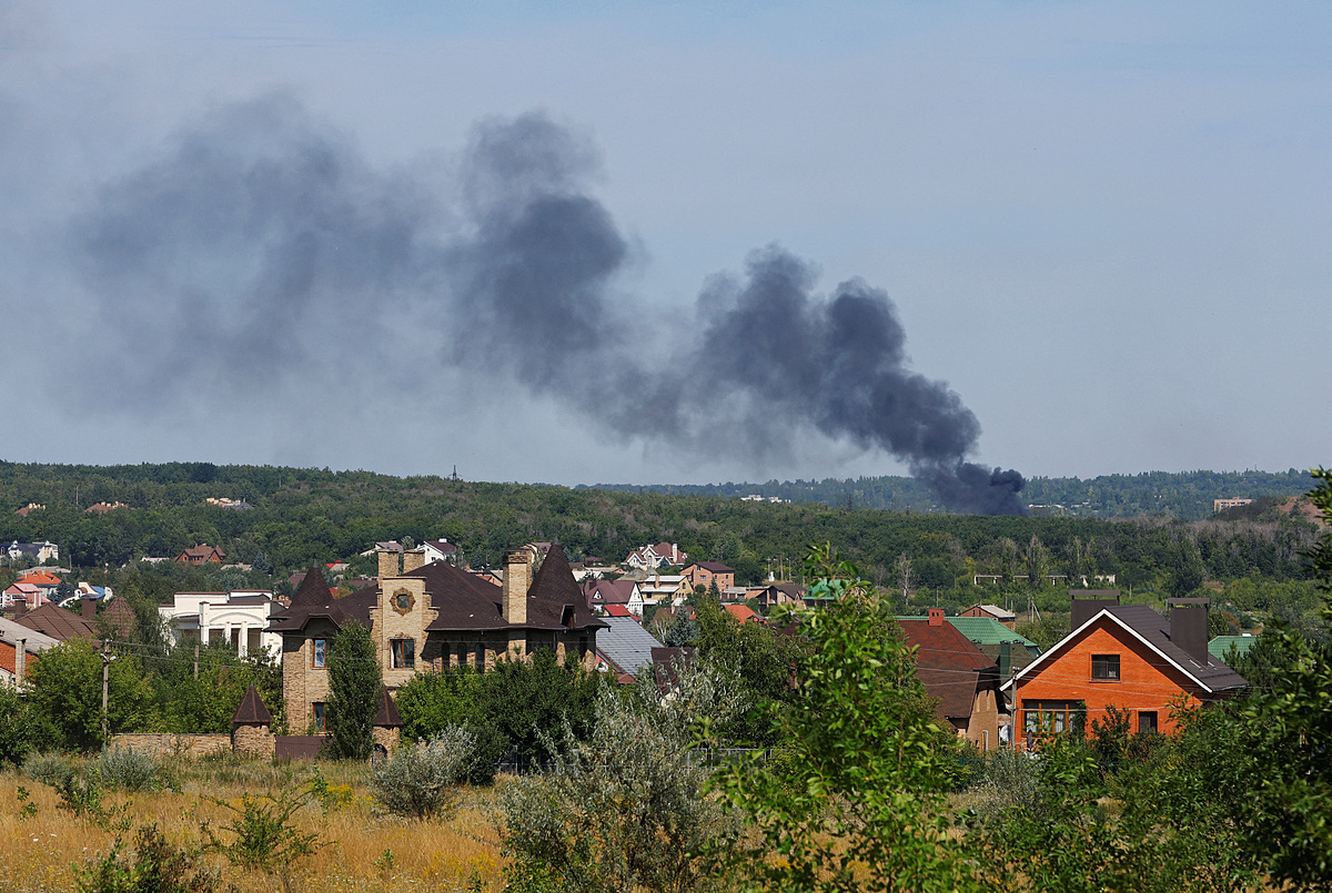 Khói bốc lên từ một khu vực bị pháo kích ở tỉnh Donetsk, miền đông Ukraine ngày 10/8. Ảnh: Reuters.