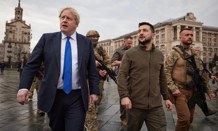 Thủ tướng Anh Boris Johnson (trái) và Tổng thống Ukraine Volodymyr Zelensky đi bộ trên đường phố Kiev ngày 9/4. Ảnh: AFP.