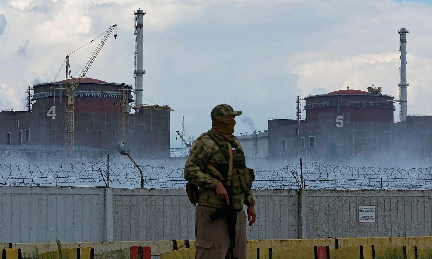 Một binh sĩ Nga đứng canh gác tại nhà máy điện hạt nhân Zaporizhzhia, phía đông nam Ukraine, ngày 4/8. Ảnh: Reuters.