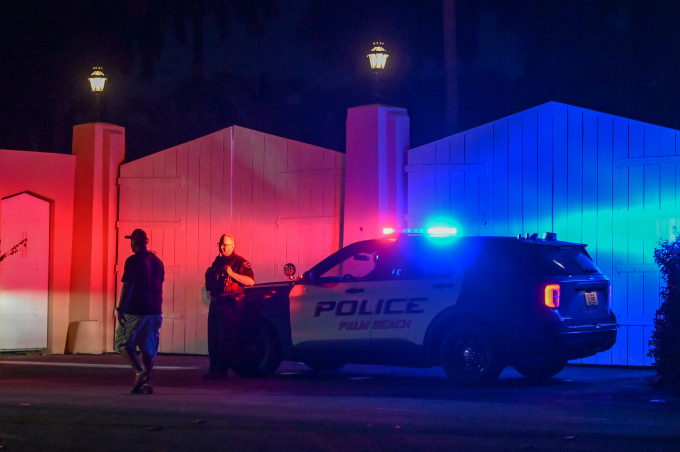 Xe cảnh sát bên ngoài dinh thự của ông Donald Trump ở Mar-a-Lago, bang Florida, Mỹ, hôm 8/8. Ảnh: AFP.