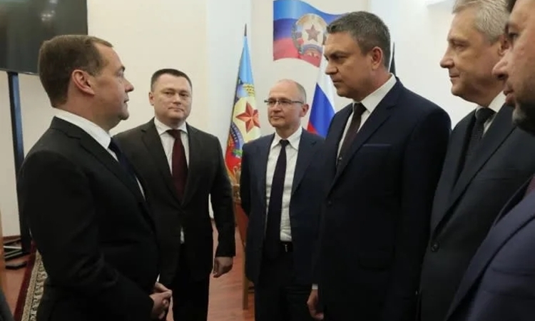Phó chủ tịch Hội đồng An ninh Nga Dmitry Medvedev (trái) gặp các lãnh đạo phe ly khai miền đông Ukraine ở Lugansk hôm 11/8. Ảnh: Telegram/Dmitry Medvedev.