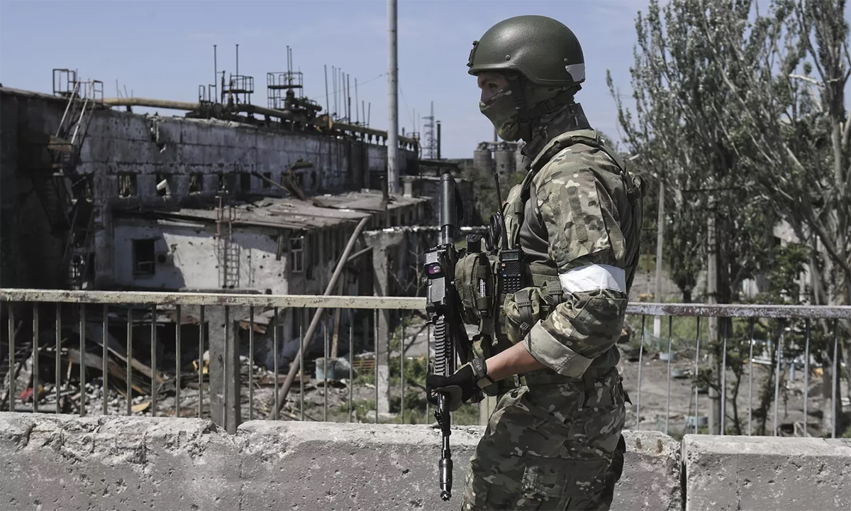 Quân nhân Nga tuần tra tại khu vực nhà máy gang thép Azovstal ở thành phố Mariupol, miền nam Ukraine ngày 13/6. Ảnh: RIA Novosti.