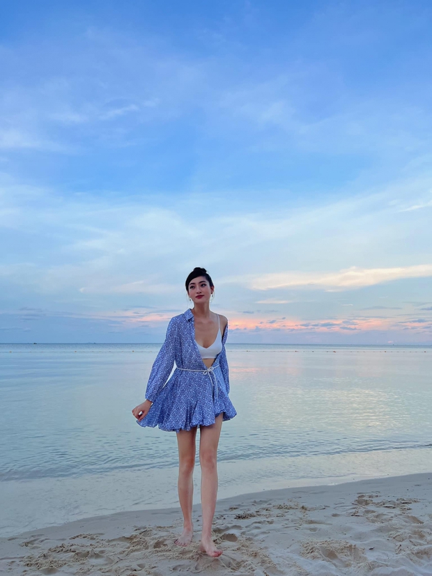 Hoa hậu Lương Thùy Linh khoe sắc vóc quyến rũ trên bãi biển - Ảnh 2.