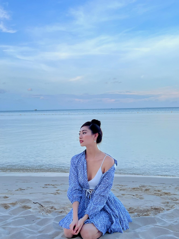 Hoa hậu Lương Thùy Linh khoe sắc vóc quyến rũ trên bãi biển - Ảnh 4.