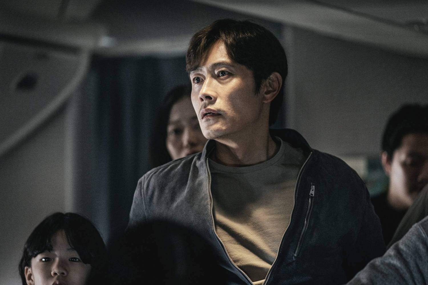 Hạ Cánh Khẩn Cấp: Bom tấn đề tài thảm họa có vượt qua được Train to Busan? - Ảnh 3.