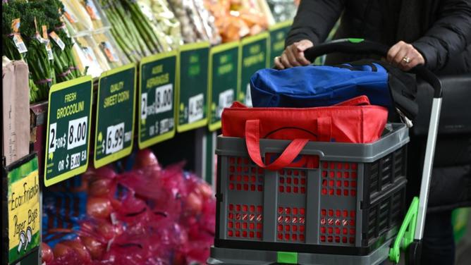The ABS has released a paper on its plan to produce a monthly inflation measure. (Joel Carrett/AAP PHOTOS)