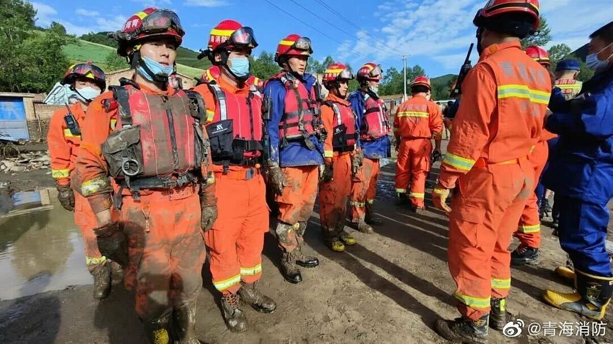 Một đội cứu hộ được huy động sau trận lũ quét ở huyện Đại Đồng, tỉnh Thanh Hải, Trung Quốc ngày 17/8. Ảnh: Weibo.